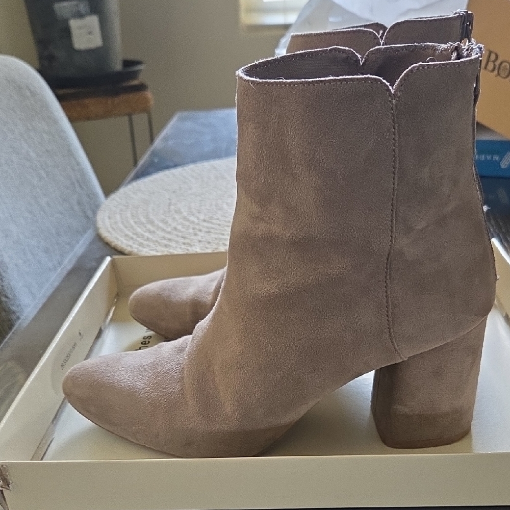 Old Navy Gray Ankle Boots Sleek Minimalist Design - Picture 2 of 6